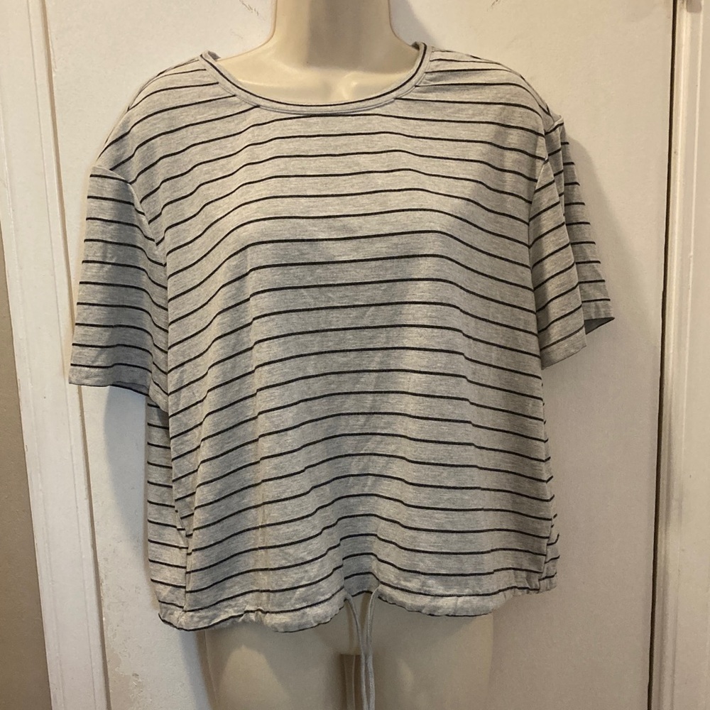 Nanette Lepore large Gray Striped Short Sleeve cropped Top 25-390-1